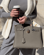 Detalle del acabado en piel genuina del bolso premium con textura de calidad superior