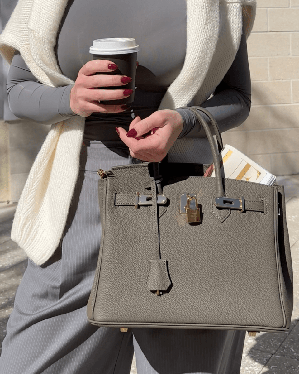 Detalle del acabado en piel genuina del bolso premium con textura de calidad superior