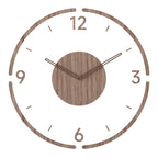 Detalle del reloj de pared nórdico mostrando la textura de madera y las agujas minimalistas