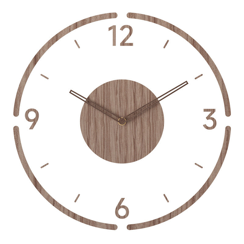 Detalle del reloj de pared nórdico mostrando la textura de madera y las agujas minimalistas