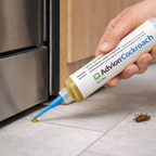 Gel insecticida en jeringa listo para aplicar contra cucarachas en cocinas y baños