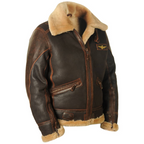 Detalle del cuello oversize de borreguillo en bomber para hombre