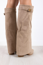Detalle del tacón bloque de 8,5 cm y solapa decorativa de las botas altas para mujer ORNISHOP