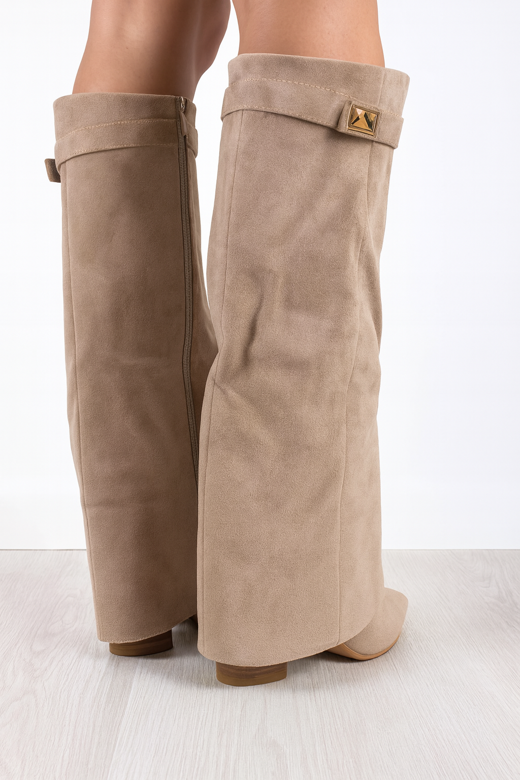Detalle del tacón bloque de 8,5 cm y solapa decorativa de las botas altas para mujer ORNISHOP