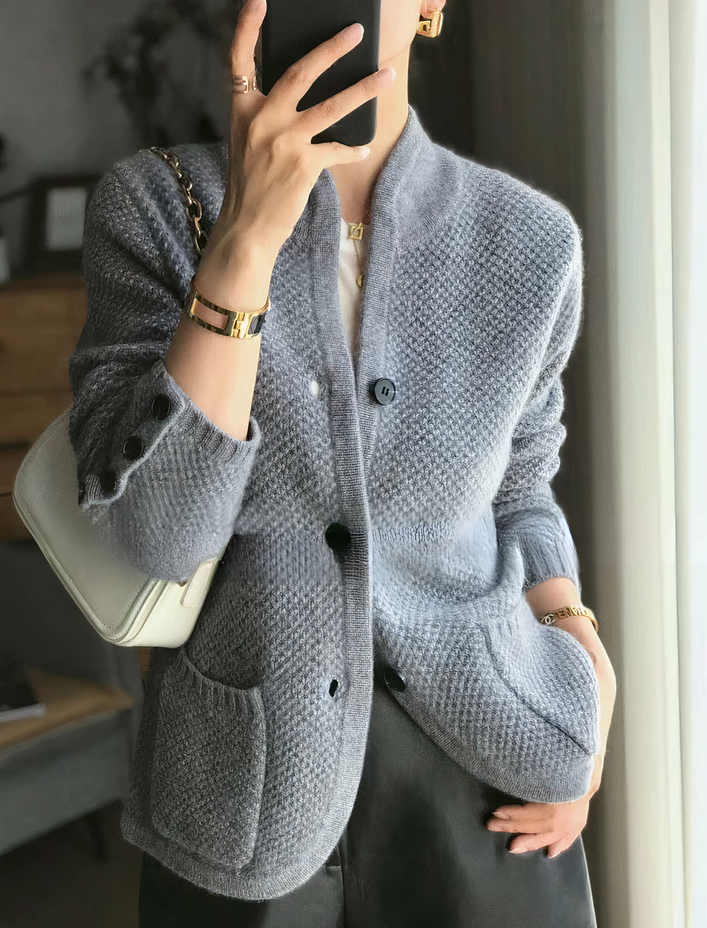 Mujer luciendo chaqueta de cachemira con botones en diferentes combinaciones de estilo