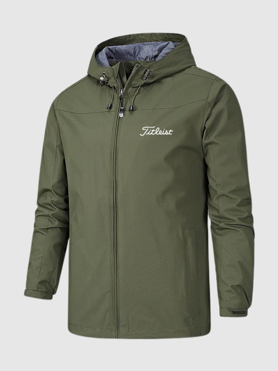 Vista frontal de la chaqueta Titleist con cierre completo