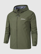 Vista frontal de la chaqueta Titleist con cierre completo