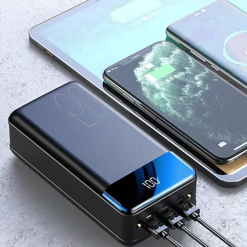 Power bank TitanCharge de alta capacidad junto a smartphone y tablet cargándose