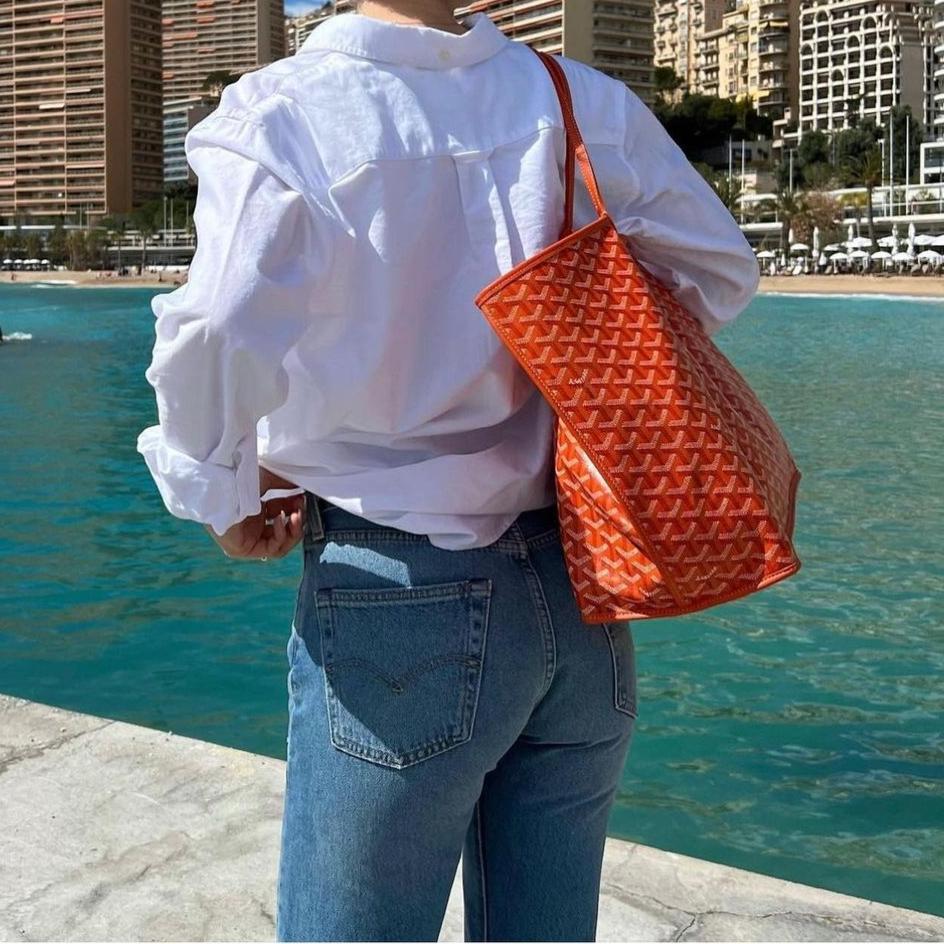 Bolso elegante de mujer en color azul con acabados refinados