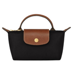 Bolso Mini Élan de Longchamp en uso, mostrando su tamaño compacto y elegante diseño de hombro.