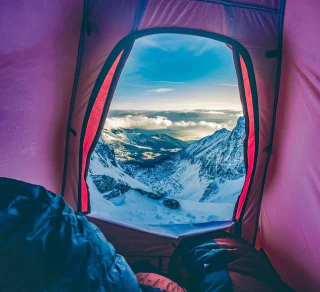 Saco de dormir térmico en uso durante acampada invernal en montaña