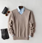 Jersey de cachemira para hombre en color azul claro mostrando el diseño elegante y versátil.