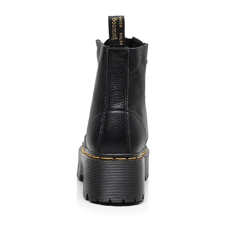 Botines negros de piel genuina con plataforma, vista trasera del diseño.