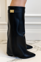 Botas altas de mujer en piel premium combinadas con vestido, mostrando versatilidad de uso