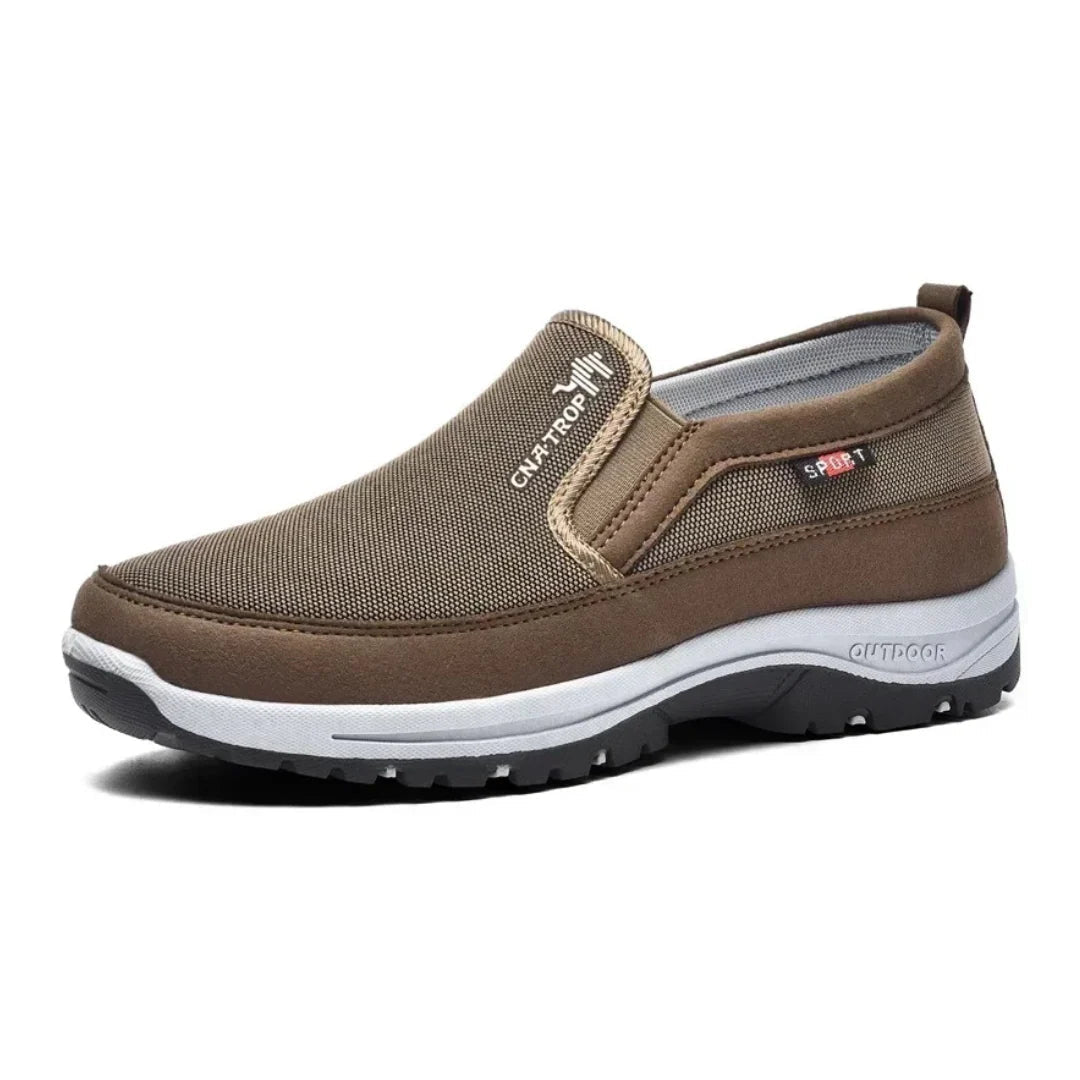 Zapatillas OrthoPro ortopédicas en uso, mostrando el ajuste anatómico y la suela flexible