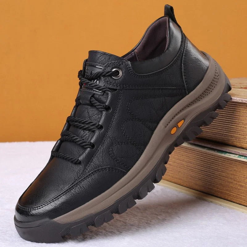 Botas ortopédicas de cuero para hombre en color marrón, mostrando la textura premium del material