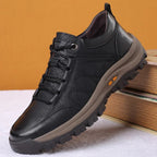 Botas ortopédicas de cuero para hombre en color marrón, mostrando la textura premium del material