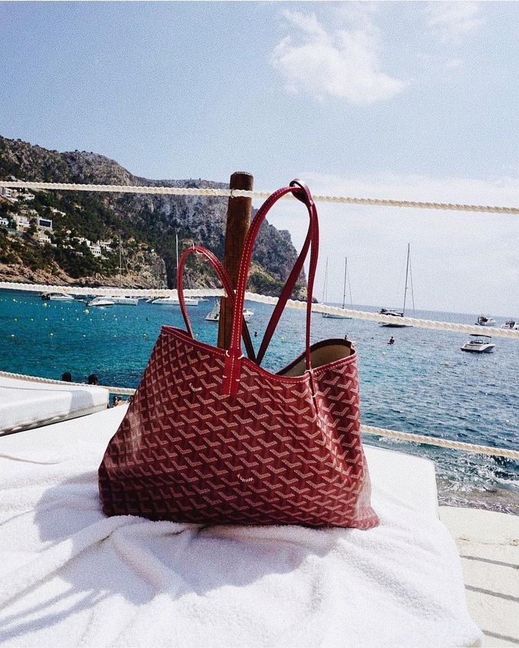 Bolso versátil para mujer mostrando su estilo moderno y funcional
