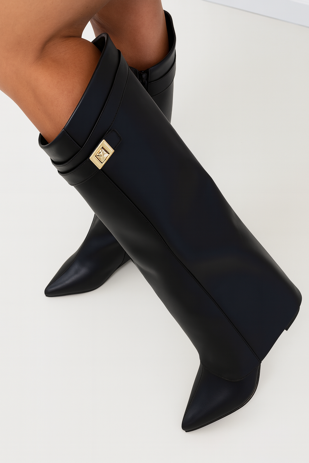 Vista lateral de las botas altas para mujer mostrando la altura del corte y acabado en piel genuina