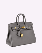 Bolso de piel premium en tonalidad gris con diseño elegante y atemporal
