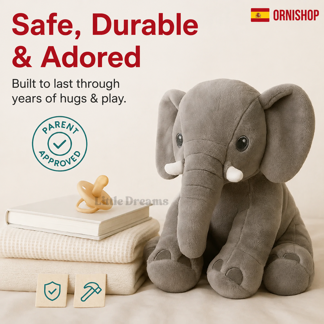 Niño pequeño abrazando cojín elefante de peluche en habitación infantil