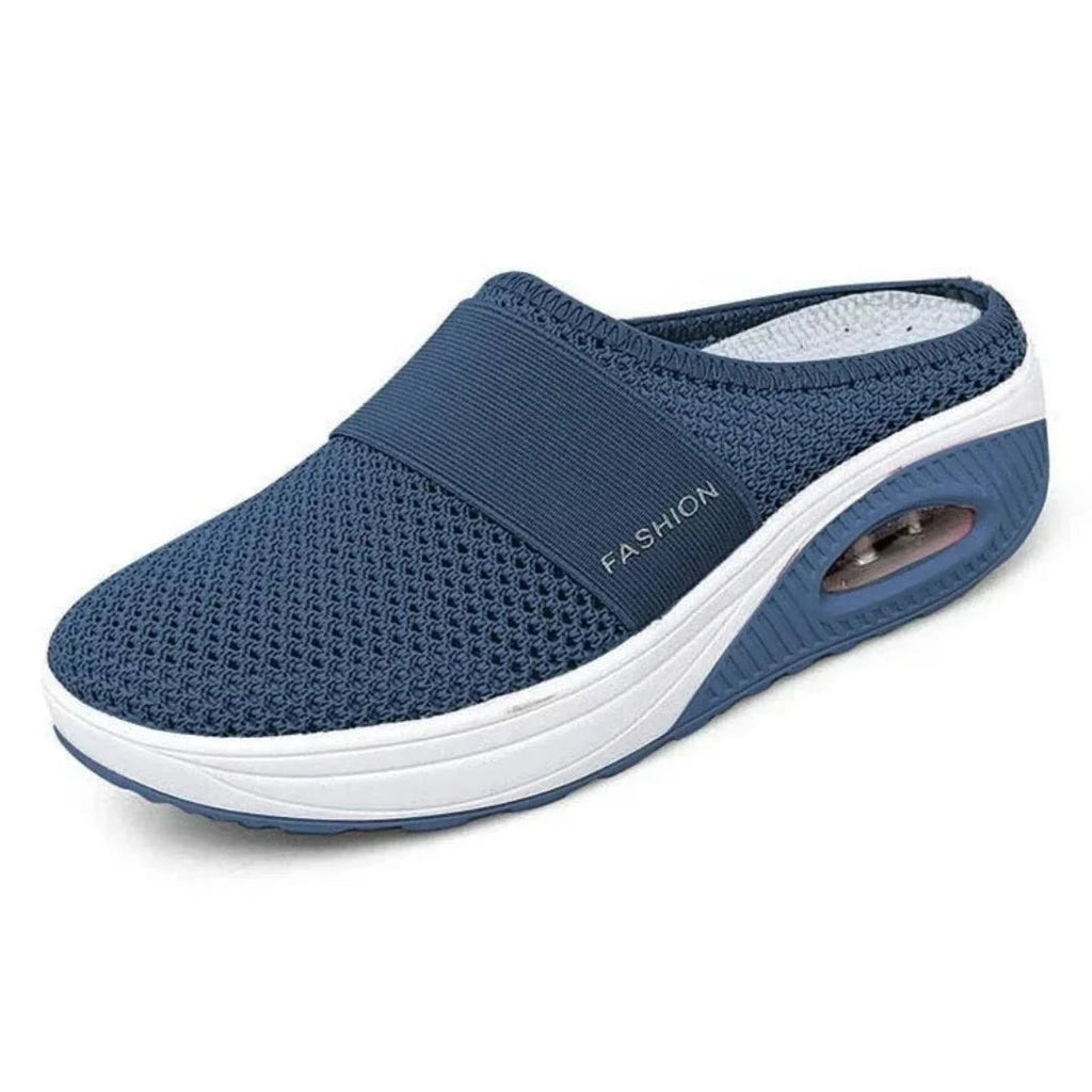 Persona luciendo las zapatillas ortopédicas OrthoAir con comodidad durante un paseo