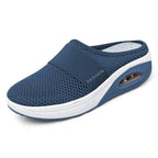 Persona luciendo las zapatillas ortopédicas OrthoAir con comodidad durante un paseo