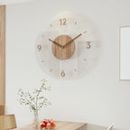 Vista frontal del reloj de pared nórdico en madera con acabados disponibles