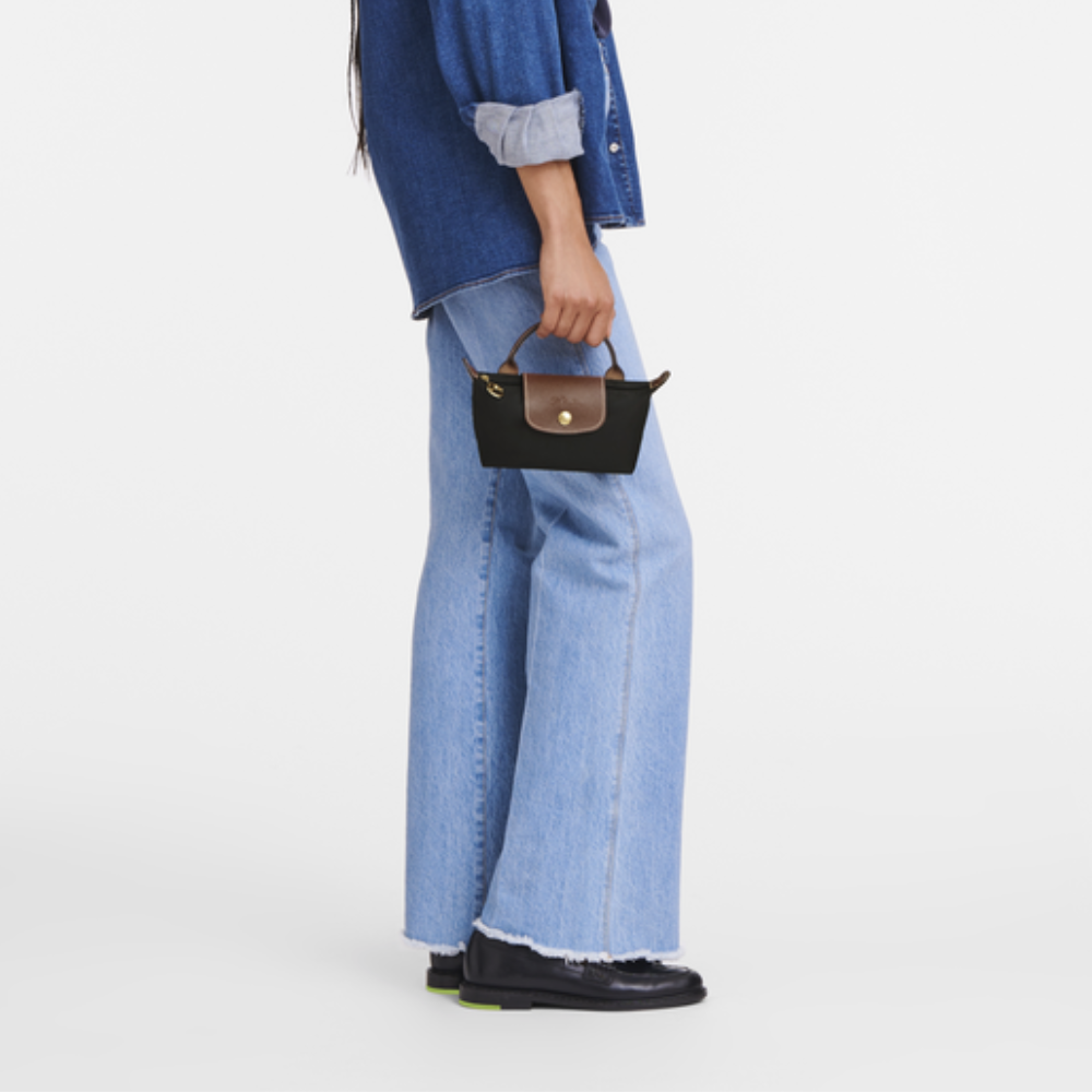 Vista lateral del minibolso Longchamp Élan con ribetes en piel rusa y acabados refinados.