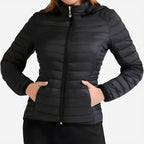 Chaqueta acolchada ultraligera ORNISHOP en color burdeos, vista completa mostrando diseño moderno y ajuste perfecto