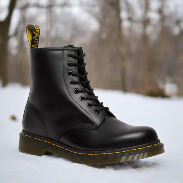 Vista posterior de las botas Martens destacando el contrafuerte reforzado y acabados