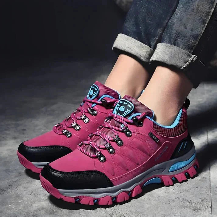 Detalle de la suela Vibram antideslizante de las botas de montaña impermeables ORNISHOP para mujer