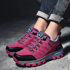 Detalle de la suela Vibram antideslizante de las botas de montaña impermeables ORNISHOP para mujer