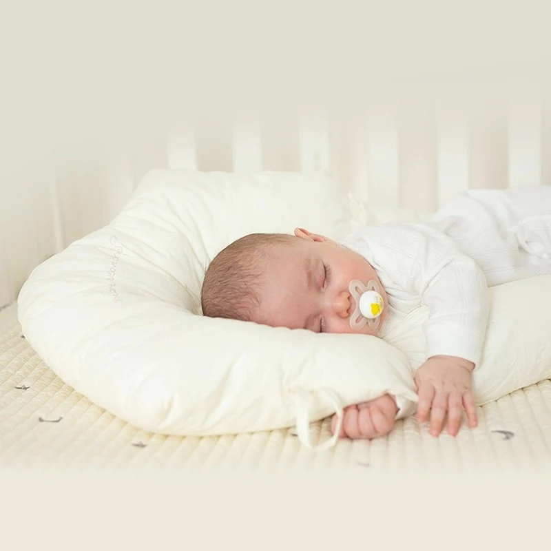Vista completa del cojín ergonómico para bebés ORNISHOP mostrando materiales y acabados