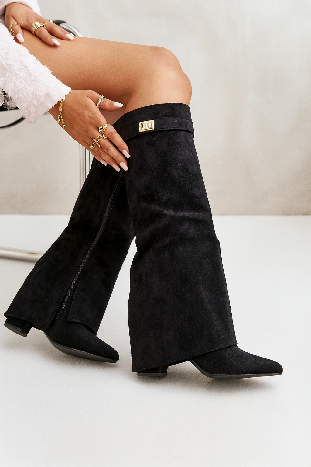 Botas altas para mujer en color negro cuero, detalle de la calidad del material premium