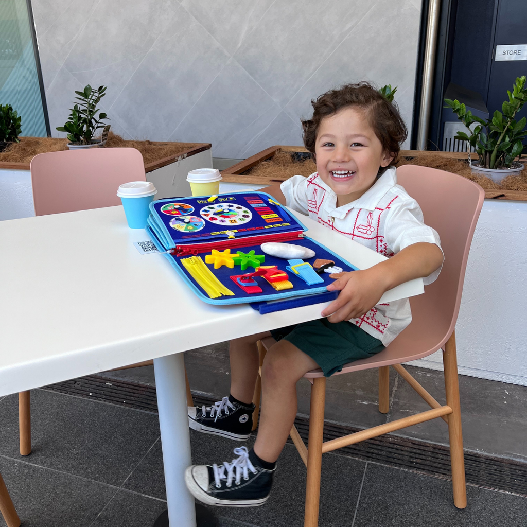 Vista completa del tablero de actividades Montessori con diseño colorido