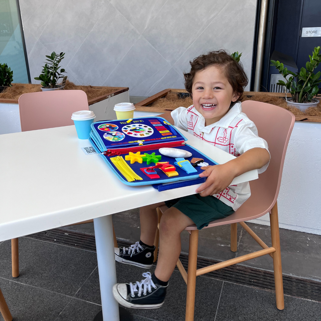 Vista completa del tablero de actividades Montessori con diseño colorido