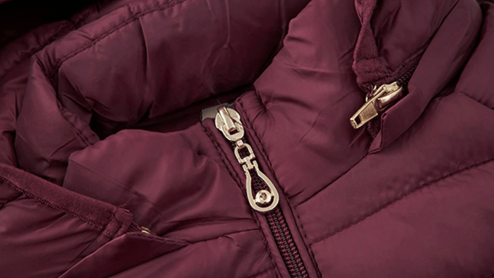 Mujer con chaqueta acolchada ultraligera ORNISHOP en color beige durante actividad outdoor en naturaleza