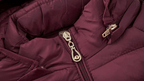 Mujer con chaqueta acolchada ultraligera ORNISHOP en color beige durante actividad outdoor en naturaleza