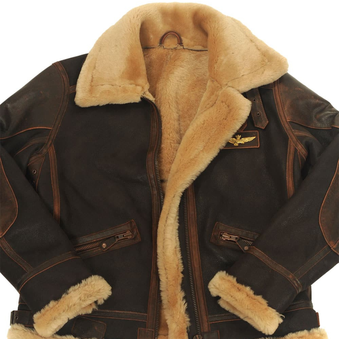 Bomber masculina con cuello de felpa mostrada en uso casual
