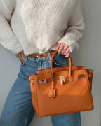 Compartimentos internos del bolso organizador de piel para cosméticos y accesorios