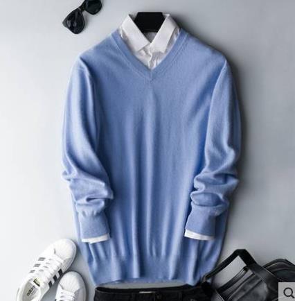 Jersey premium de cachemira gris para hombre destacando su corte refinado.