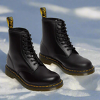 Detalle de la suela con agarre de las botas Martens para uso urbano y exterior