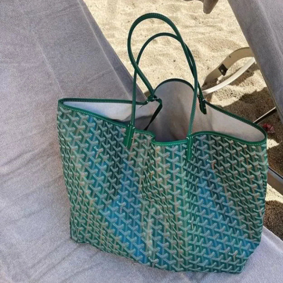Bolso grande de mujer en color negro con materiales premium