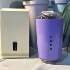 Taza térmica LuxeTherm en uso diario, perfecta para viajes y desplazamientos
