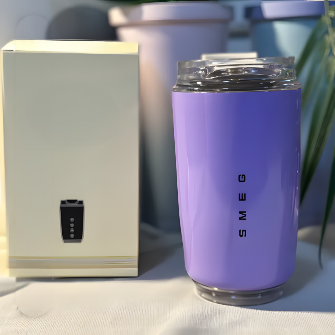 Taza térmica LuxeTherm en uso diario, perfecta para viajes y desplazamientos