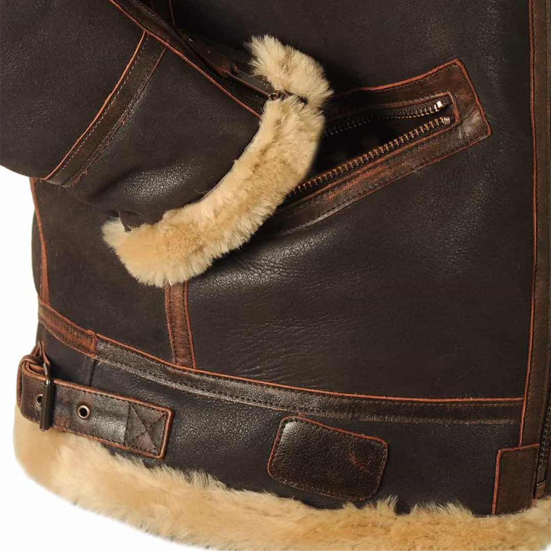 Detalle de cremallera frontal y bolsillos diagonales en bomber hombre