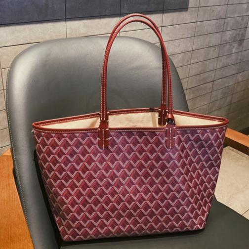 Detalle de los acabados de calidad del bolso elegante para mujer