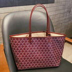 Detalle de los acabados de calidad del bolso elegante para mujer