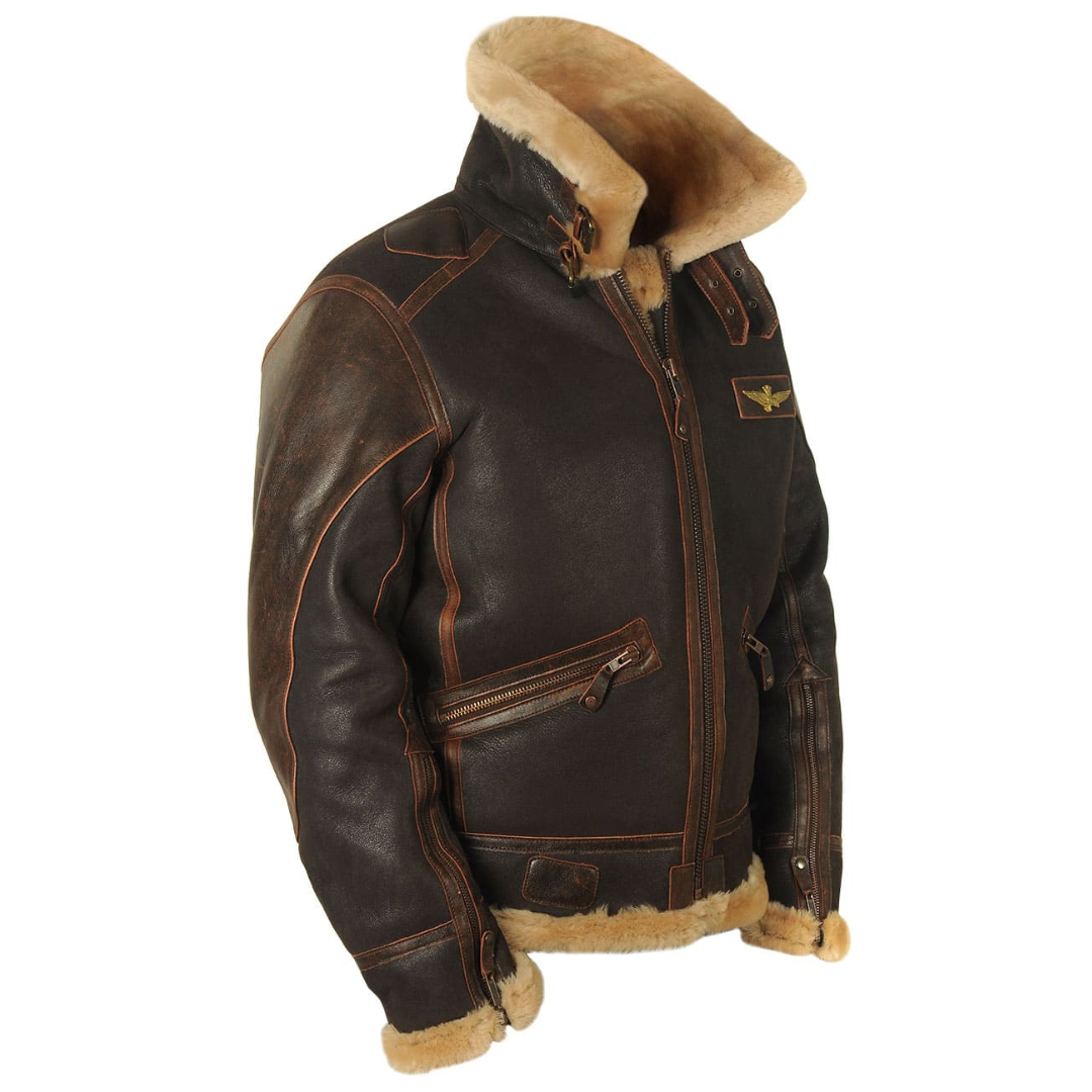 Vista lateral de chaqueta bomber con cuello de borreguillo plegable